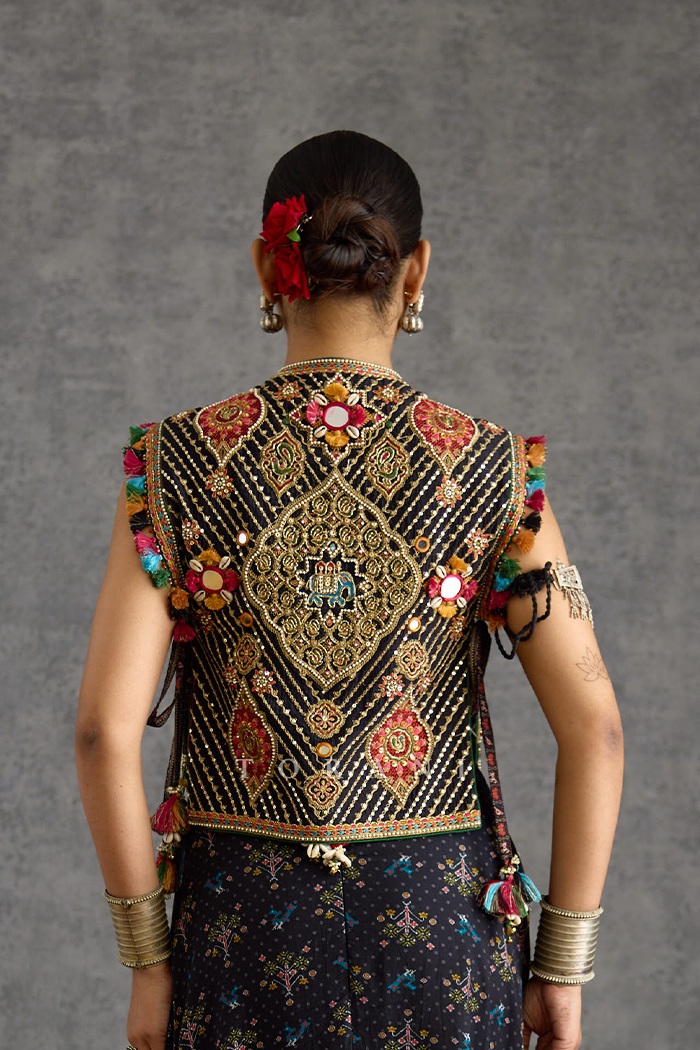 Virasa Nakshara Cape Set