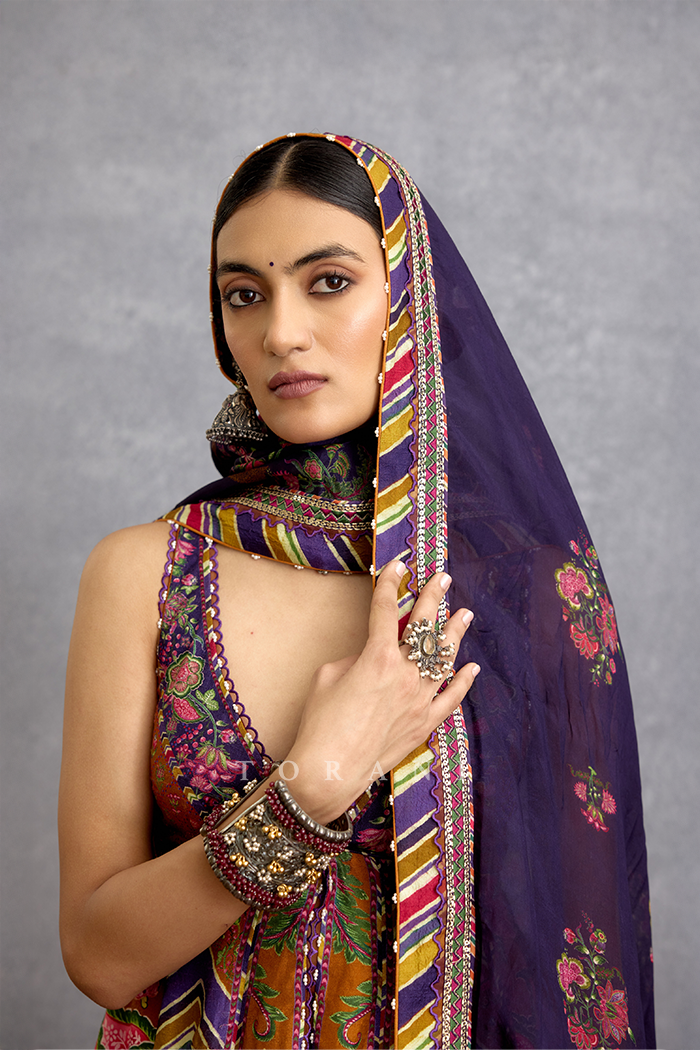 Neelotpal Charu Odhni