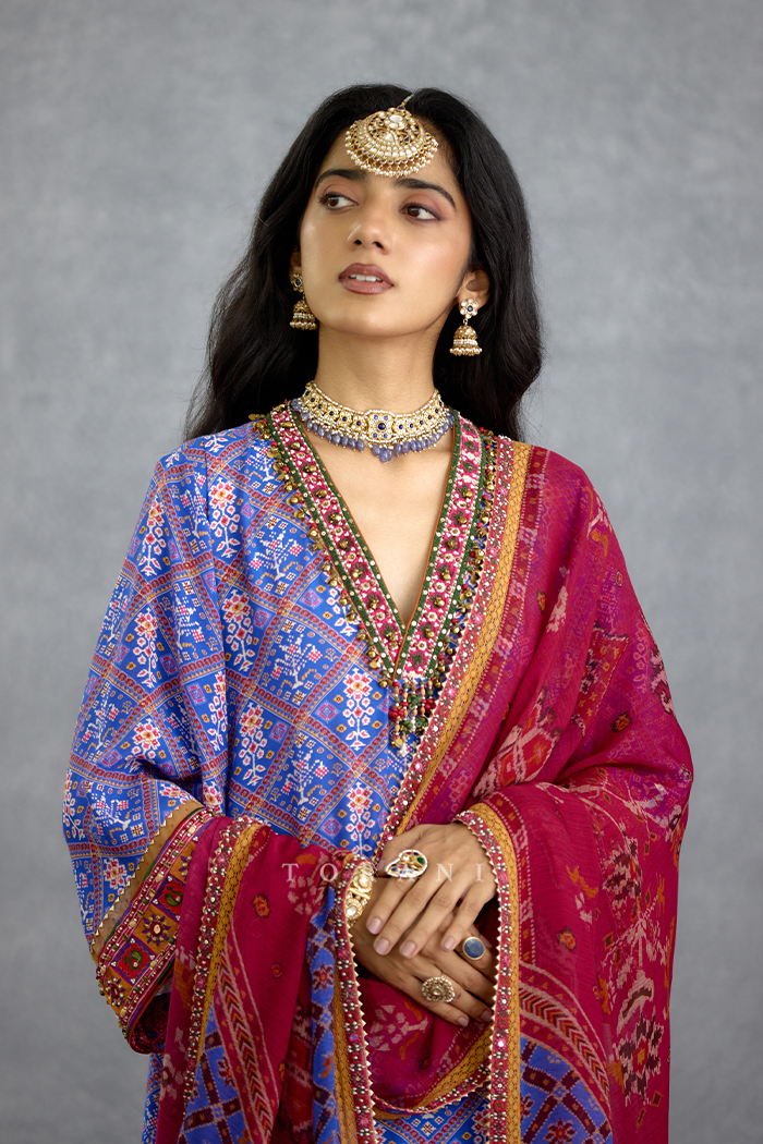 Niladri Darsha Surkhi Odhni