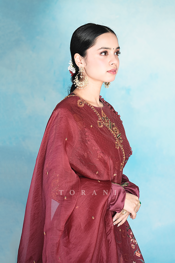 Nitanshi Goel In Our Sanobar Bindu Aari Waraq Lehenga Set