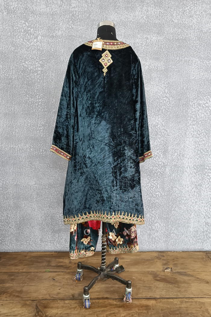 Sale- Neelam Makhmal Paakizah Kurta Set