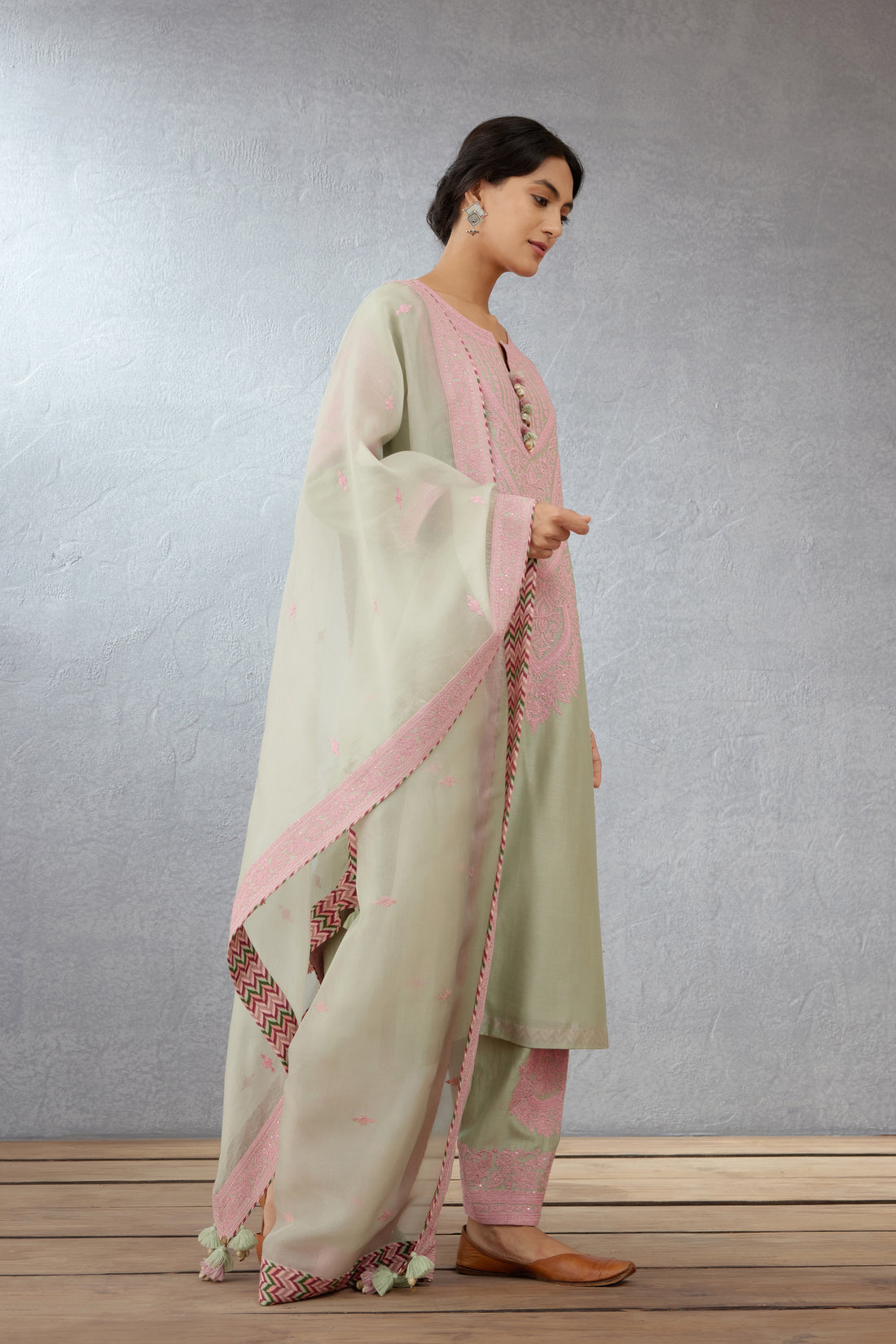 Kaner Jaituni Revaa Odhni