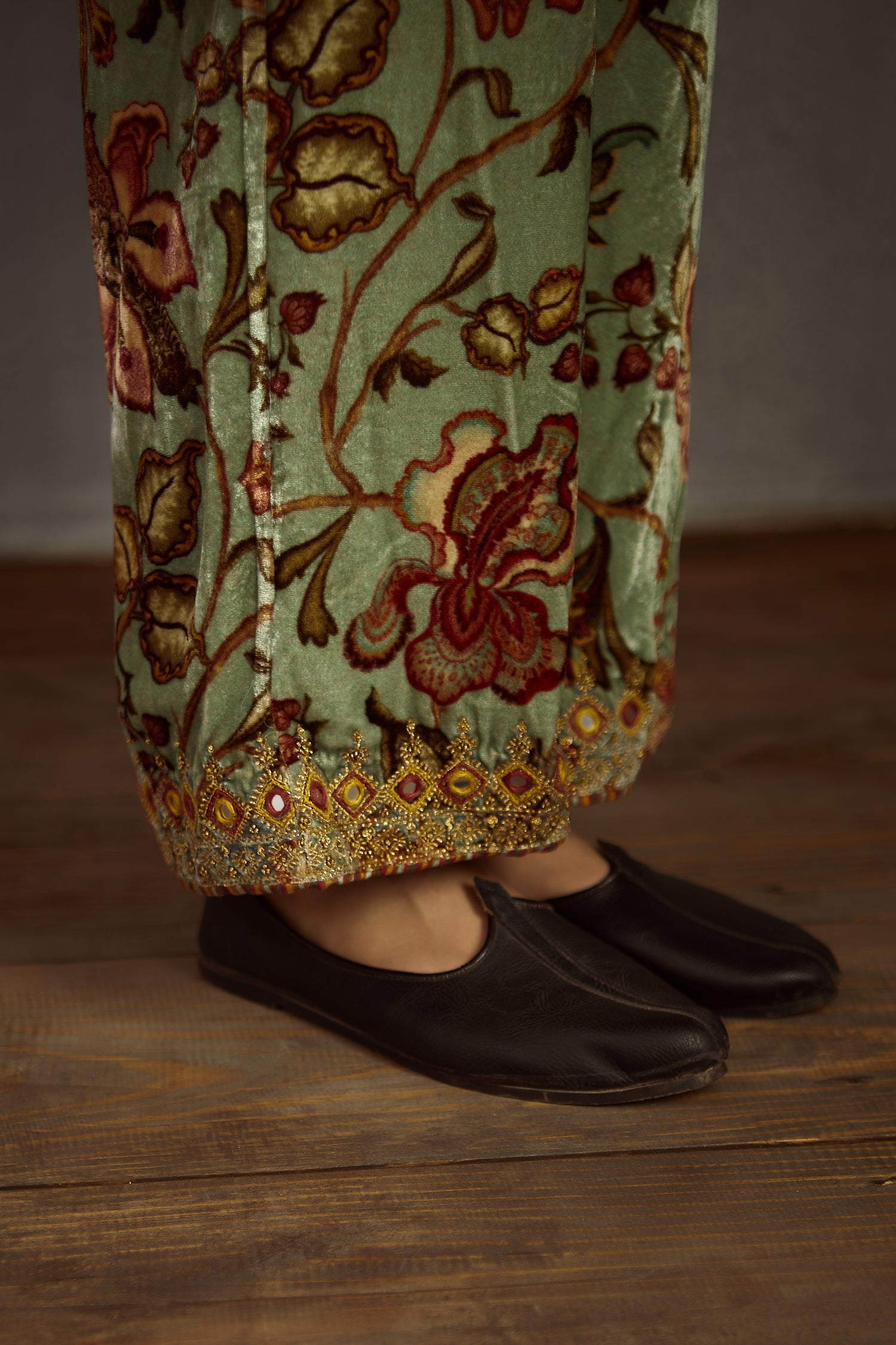 printed green pants in velvet