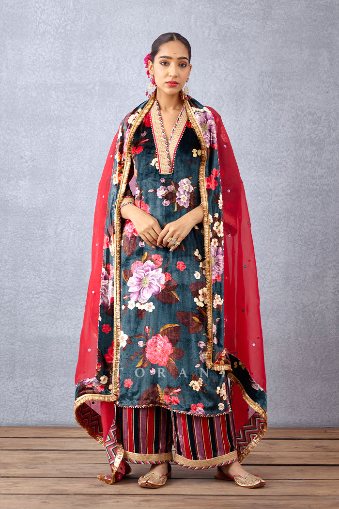 Ruh Gulaabi Barkha Odhni