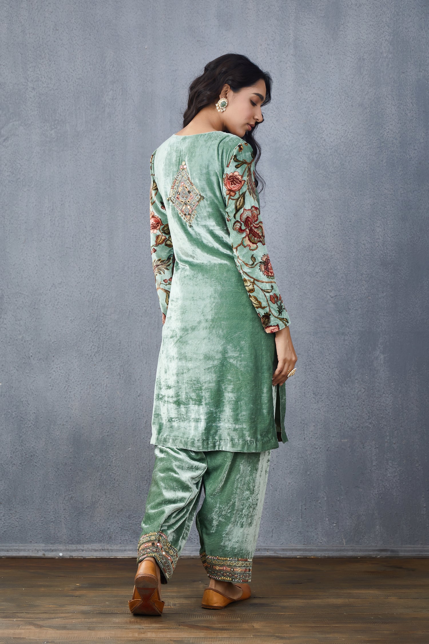 Champa Makhmal Firdouz Kurta Set
