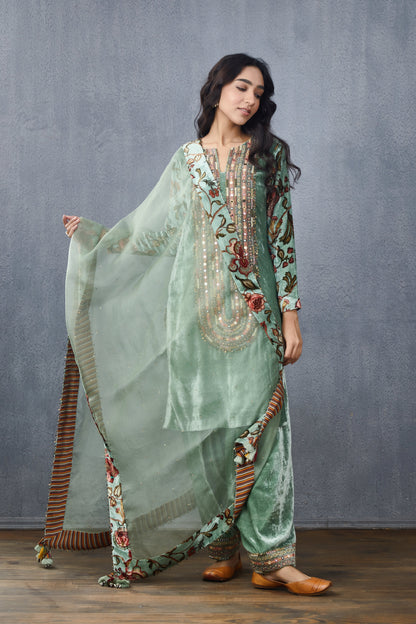 Champa Makhmal Firdouz Kurta Set