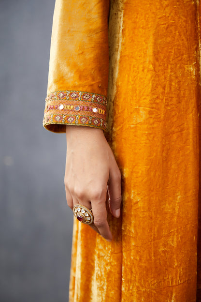 Sunehra Makhmal Qurbat Khat Kurta Set