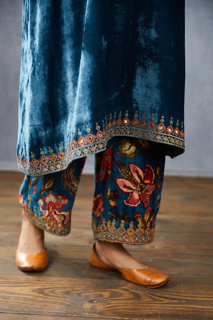 NEELAM MAKHMAL PAAKIZAH PHIRAN with pants