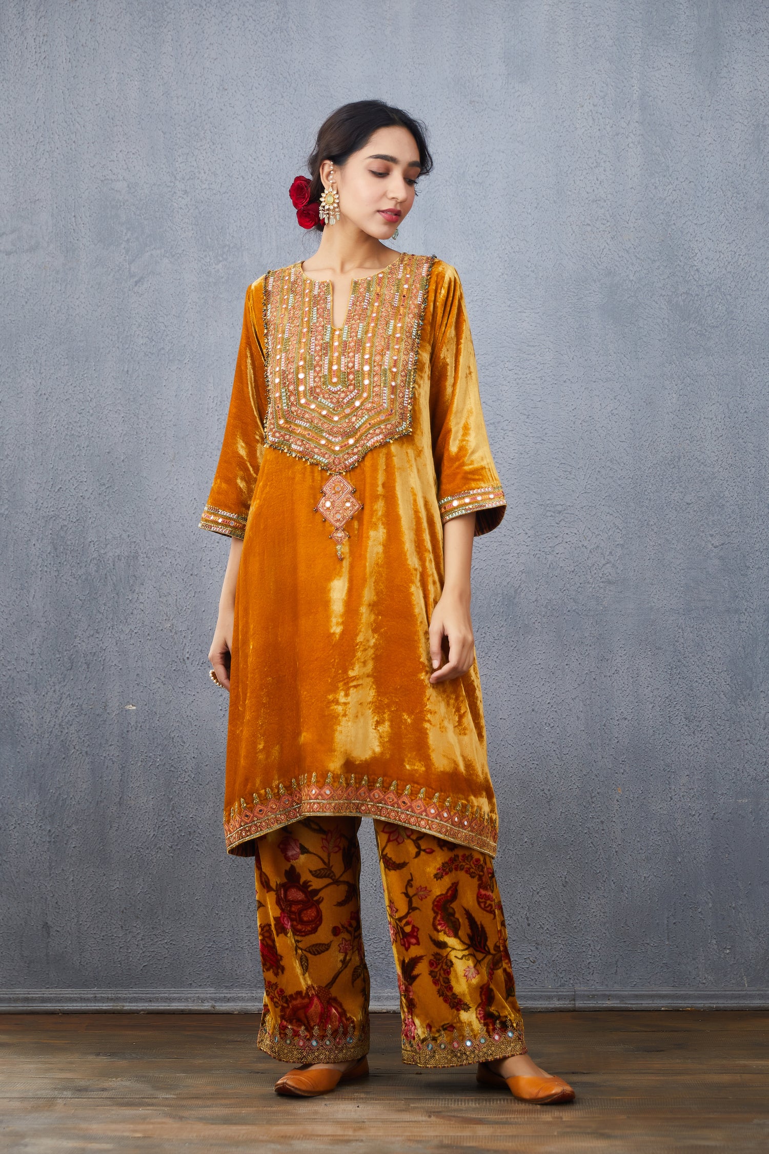 Sunehra Makhmal Paakizah Kurta Set