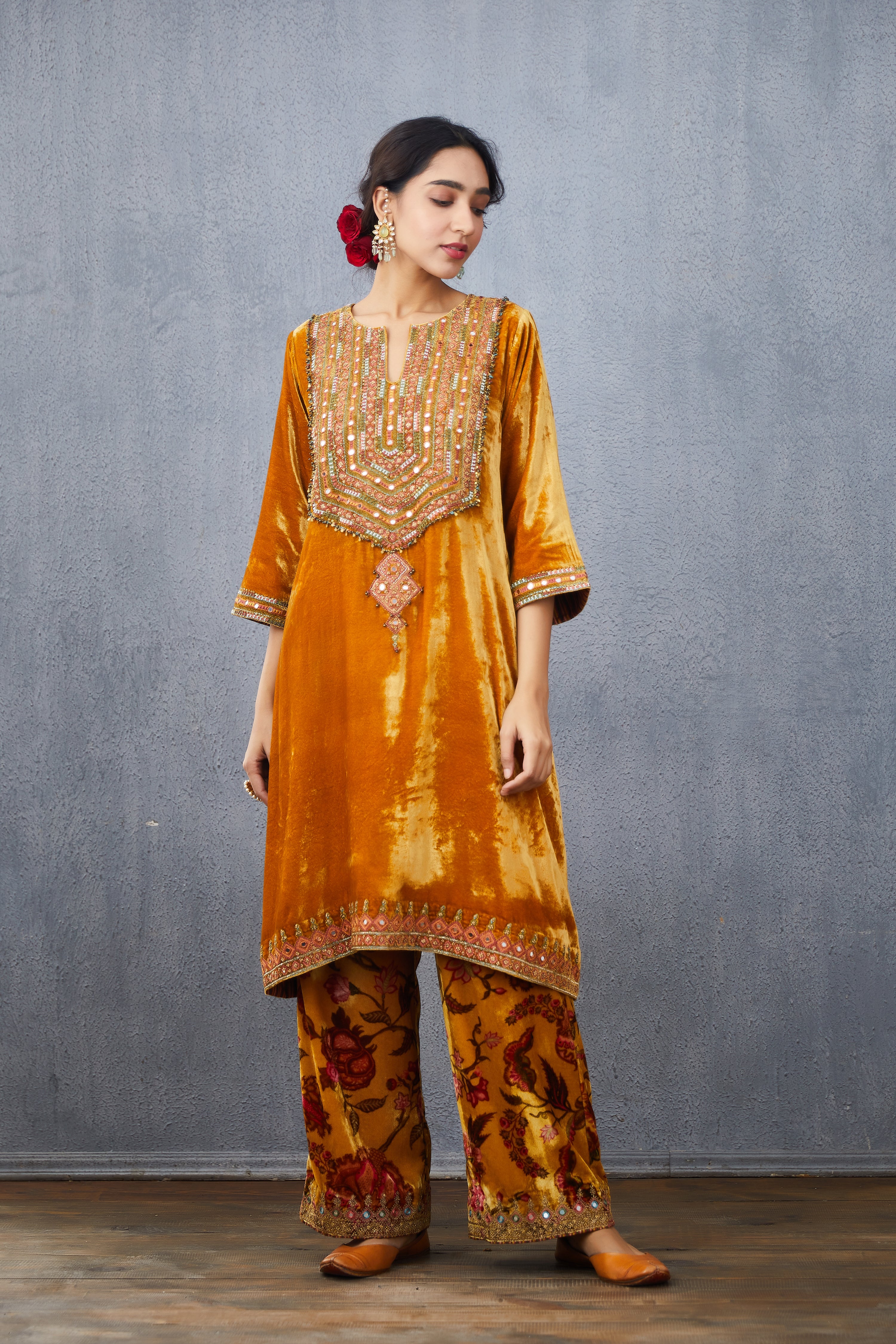 Sunehra Makhmal Paakizah Kurta Set