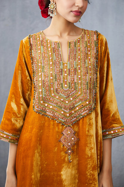 Sunehra Makhmal Paakizah Kurta Set