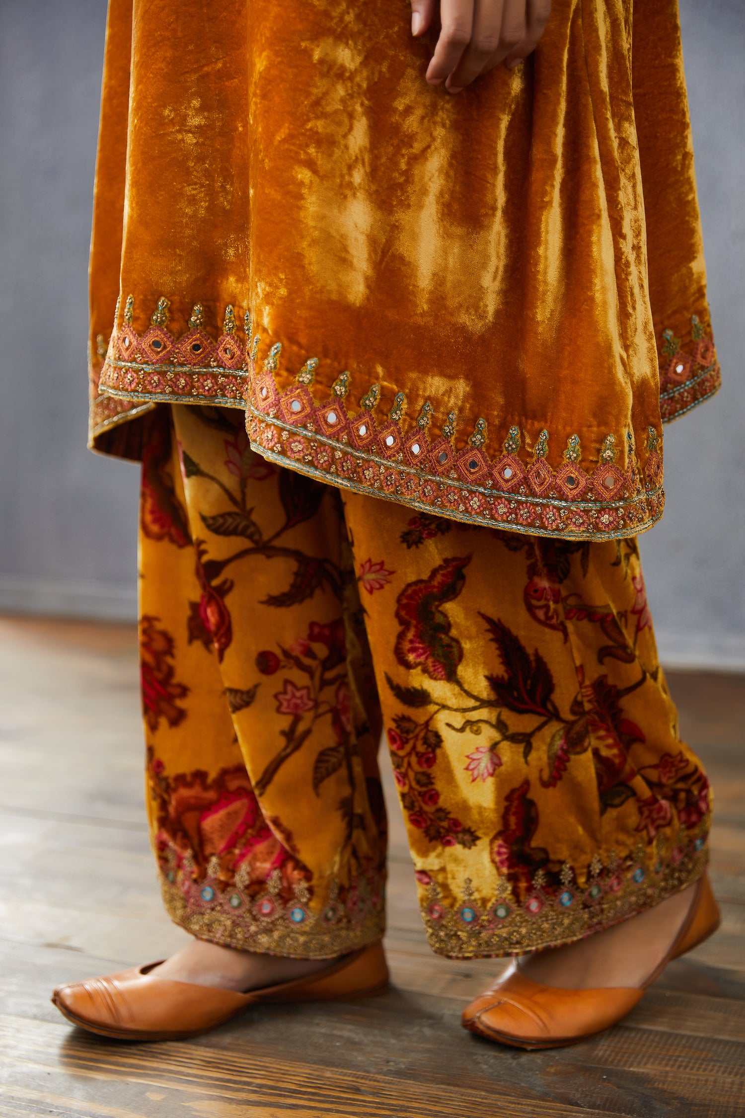 Sunehra Makhmal Paakizah Kurta Set