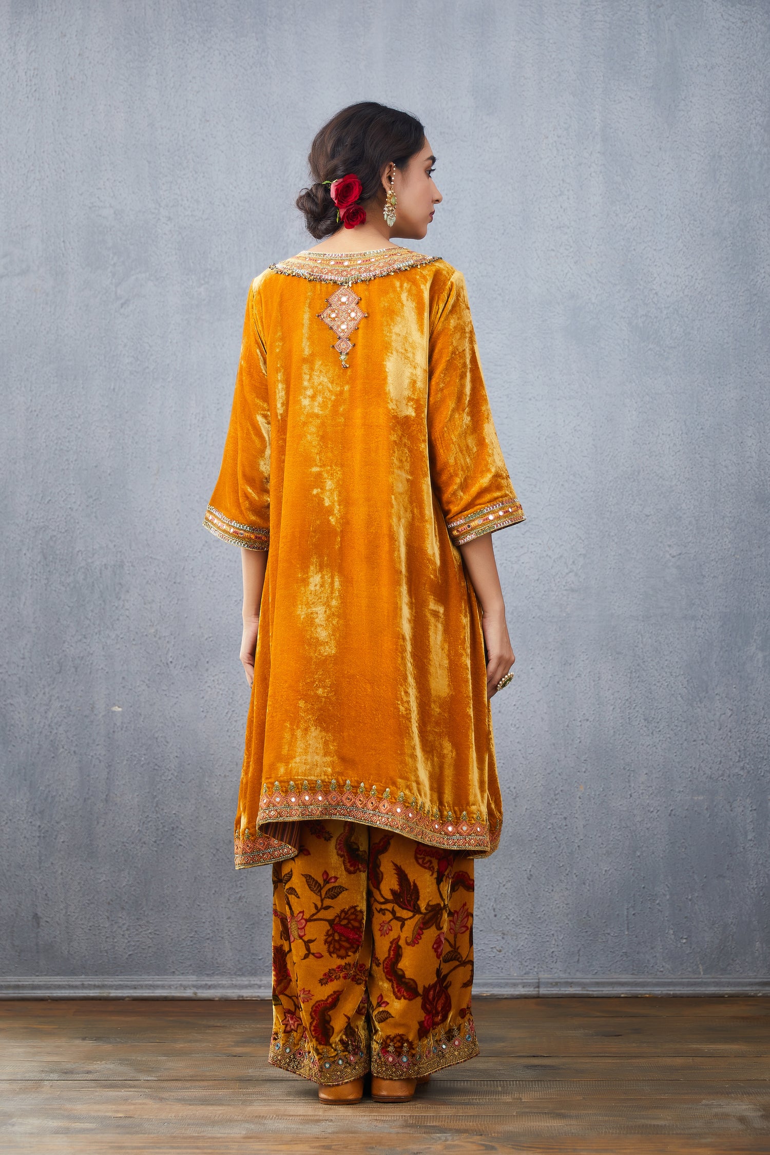 Sunehra Makhmal Paakizah Kurta Set