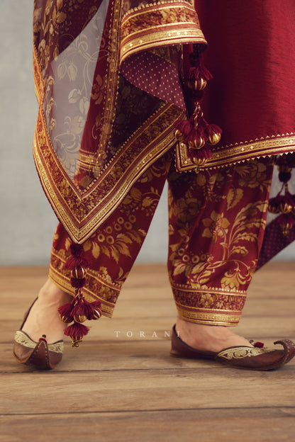 Gulnar Paakizah Kurta Set