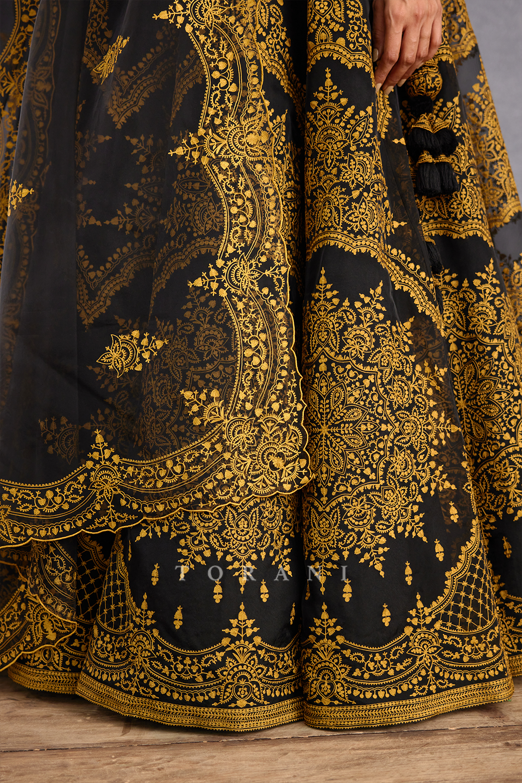 Gulghast Meher Passa Lehenga Set