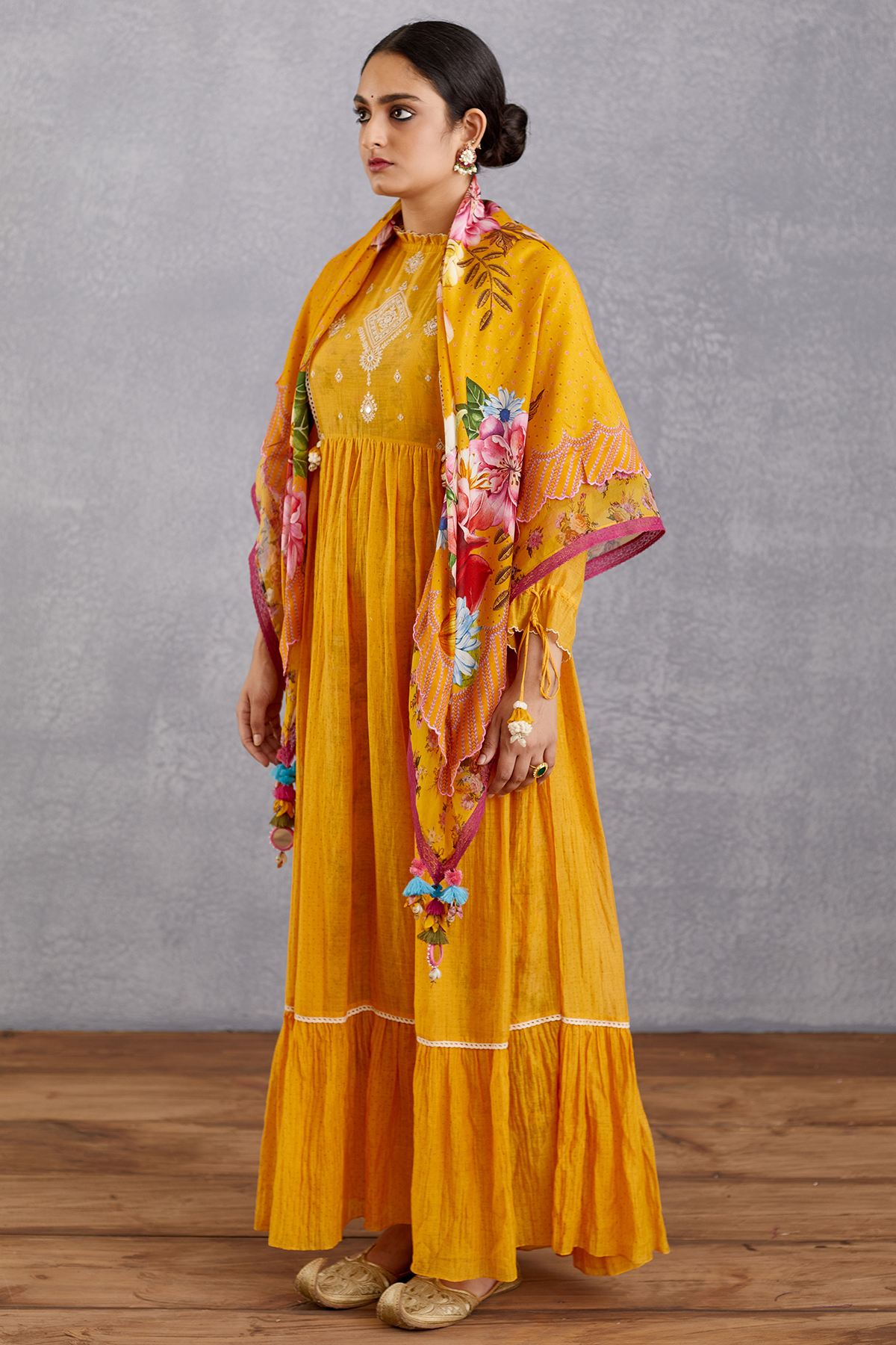 Sunehra Chokor Guncha Scarf