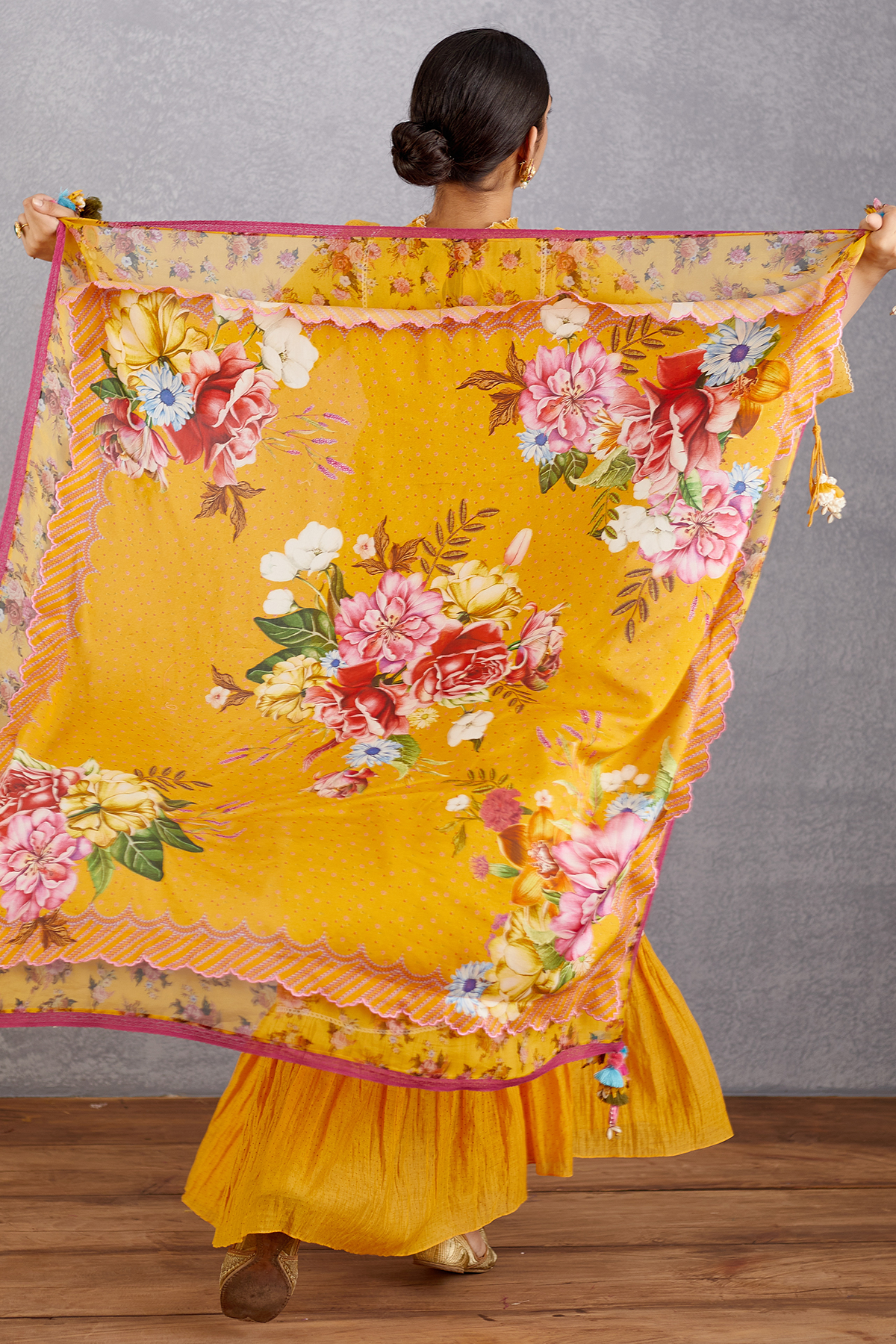 Sunehra Chokor Guncha Scarf