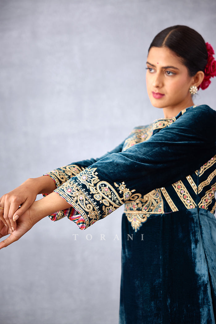 Shabnami Makhmal Qurbat Silk velvet Kurta Set