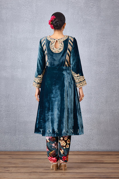 Shabnami Makhmal Qurbat Kurta Set back view