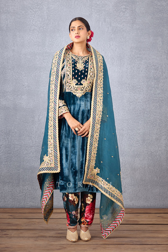 Shabnami Makhmal Qurbat Kurta Set