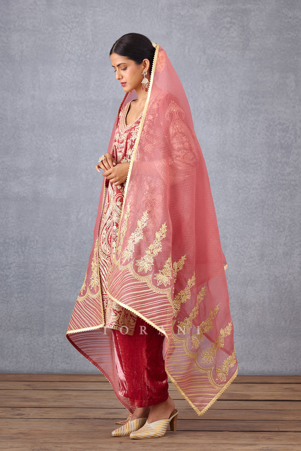 Gulabi Zarin Odhni