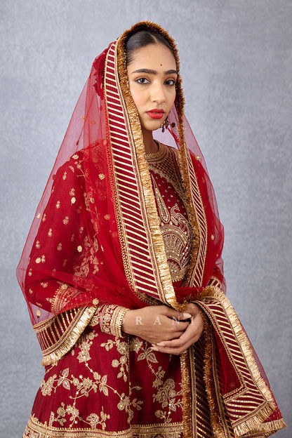 Sindoori Meera Odhni