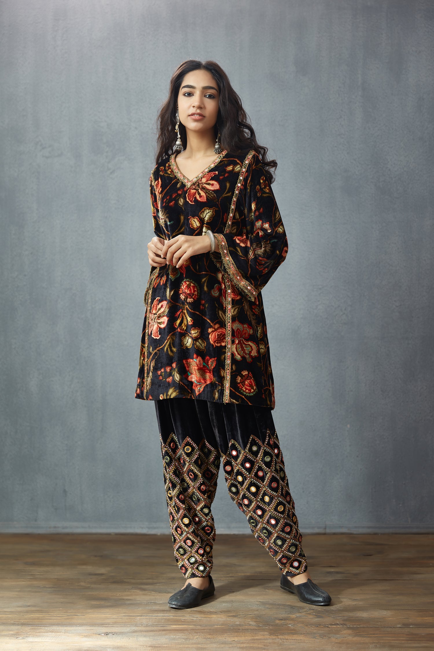 Siyah Makhmal Aayat Co-ord Set