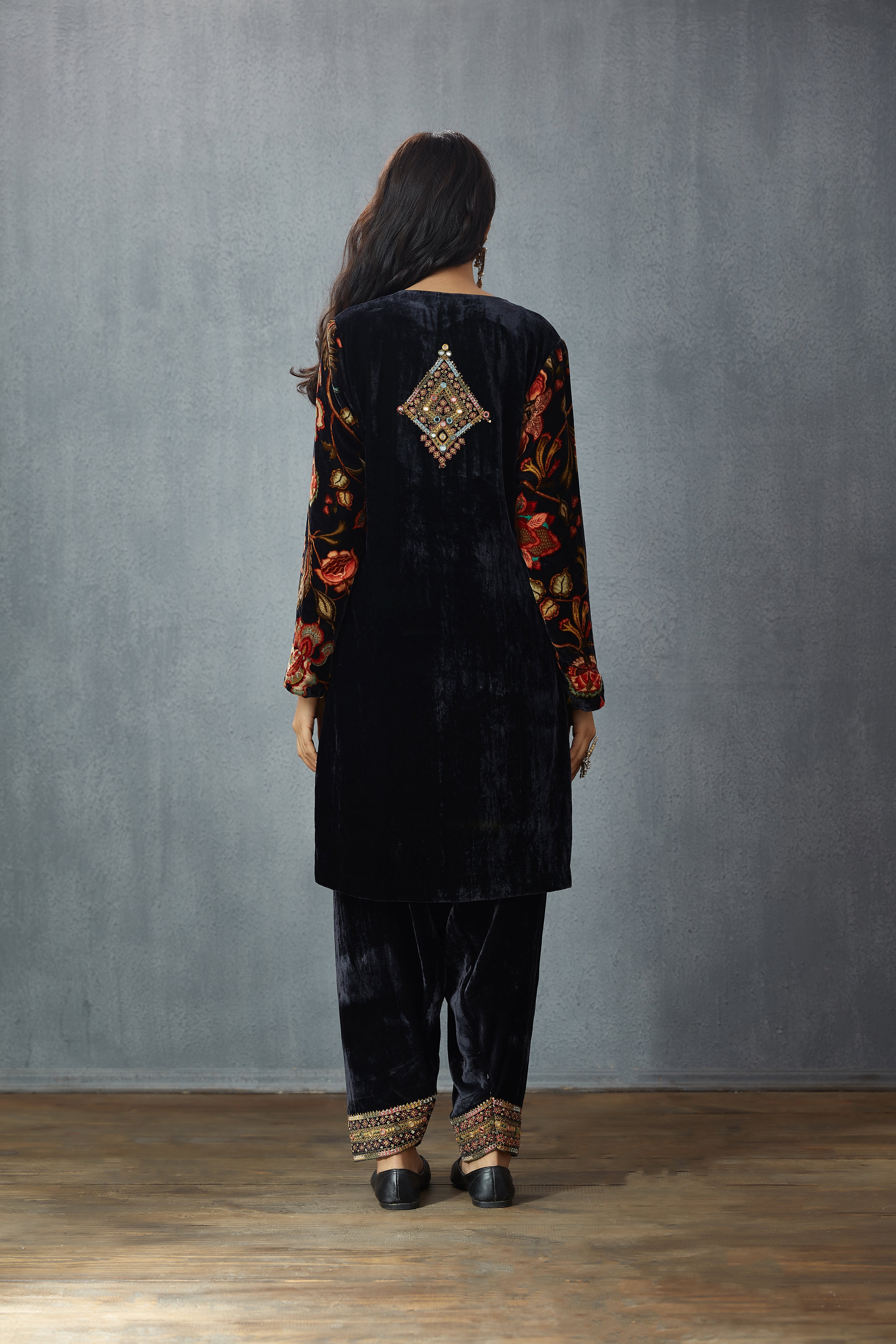 Siyah Makhmal Firdouz Kurta Set