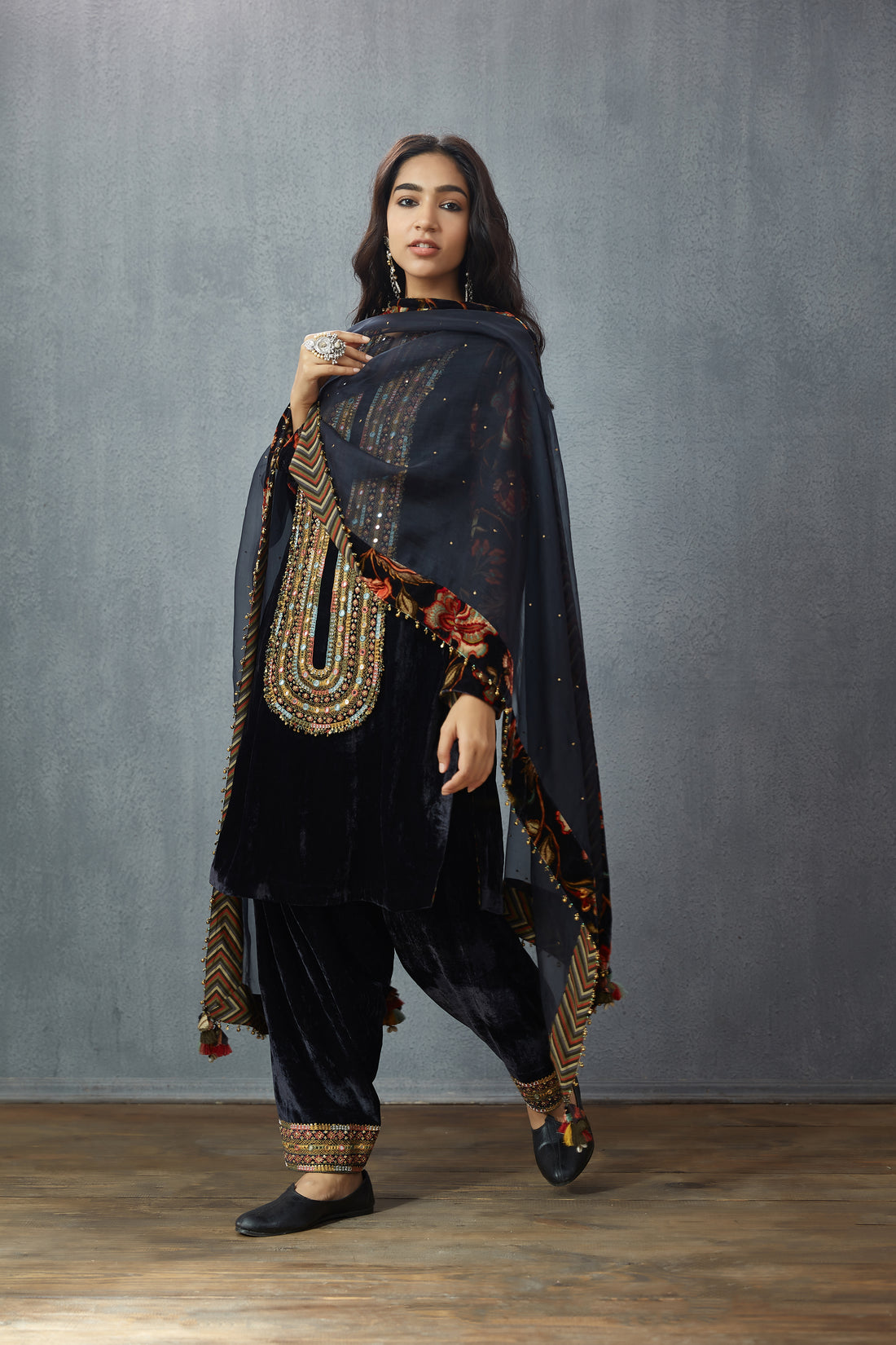 Siyah Makhmal Firdouz Kurta Set