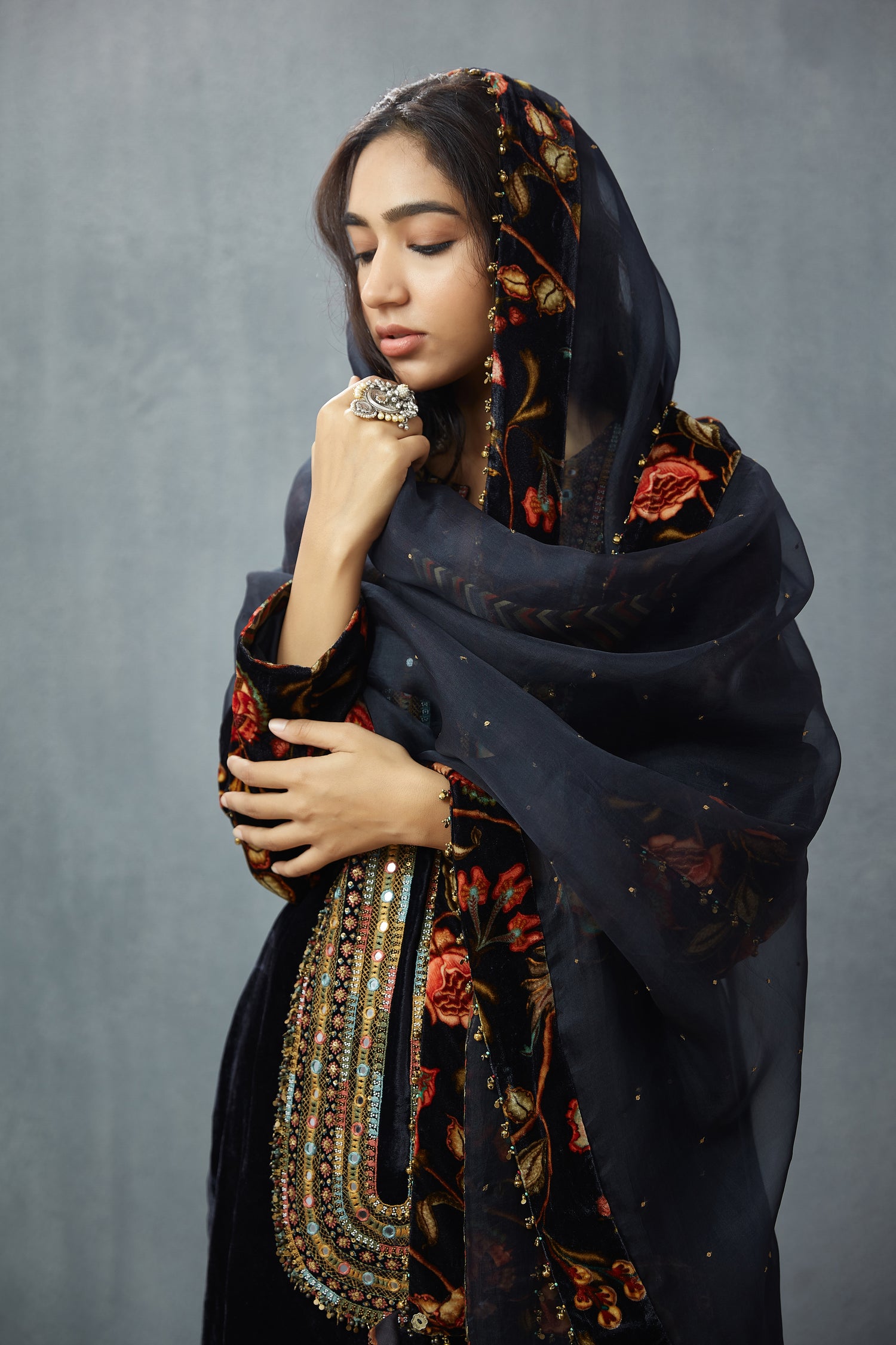 Siyah Makhmal Firdous Odhni