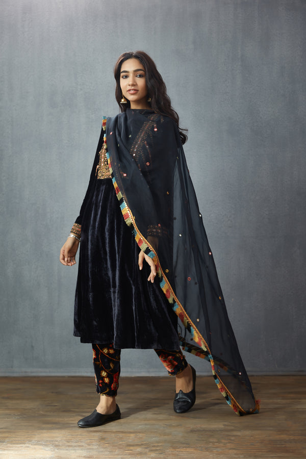 Black kurta set in silk velvet
