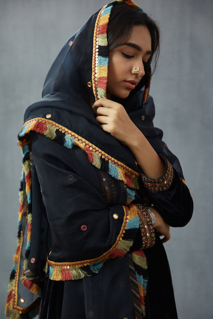Siyah Makhmal Qurbat Odhni