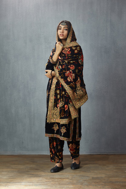 Siyah Makhmal Gulfam Doshala