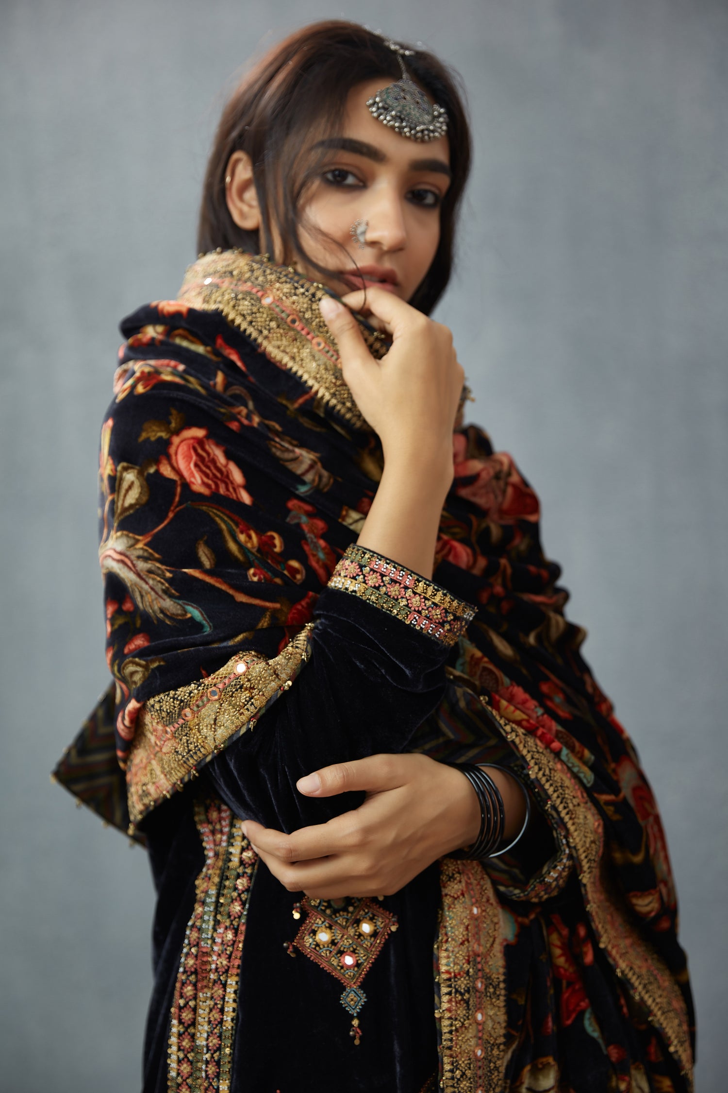 Siyah Makhmal Gulfam Doshala