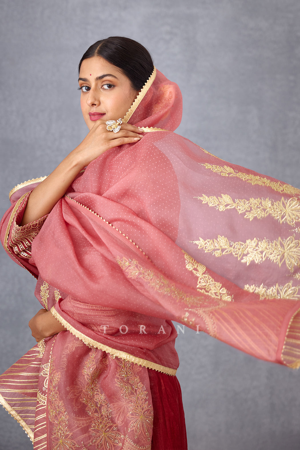 Gulabi Zarin Odhni