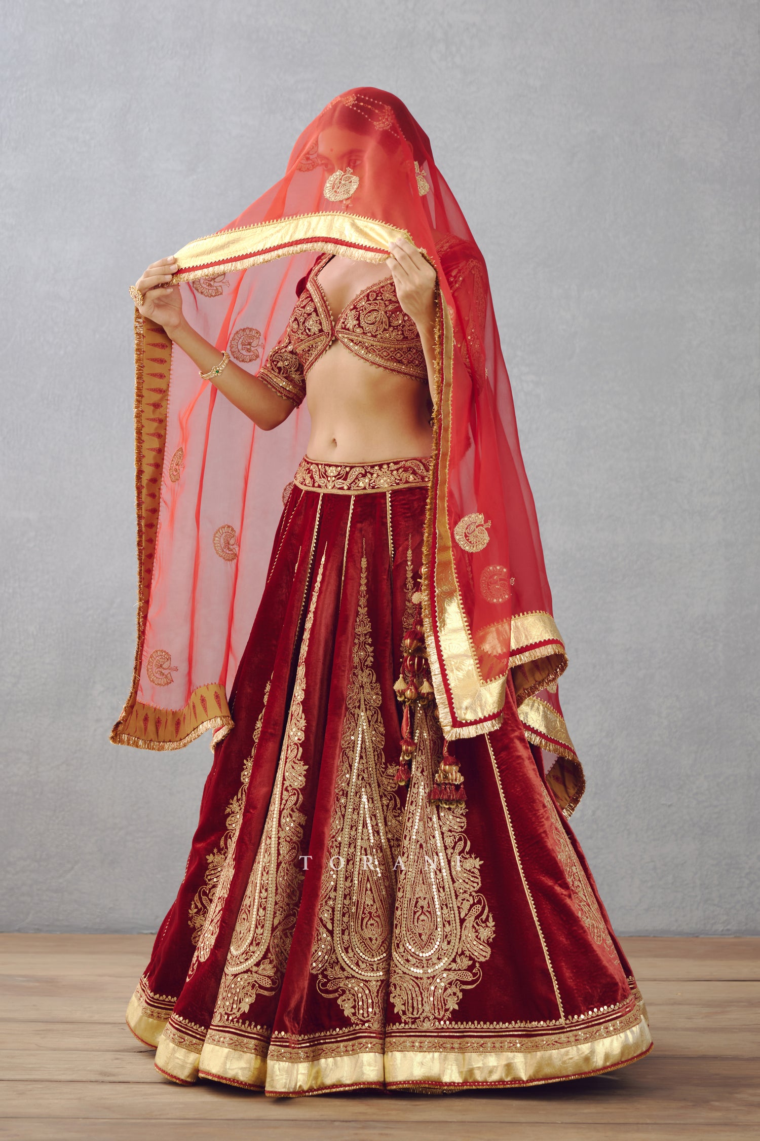 Sindoori Dhwani Odhni