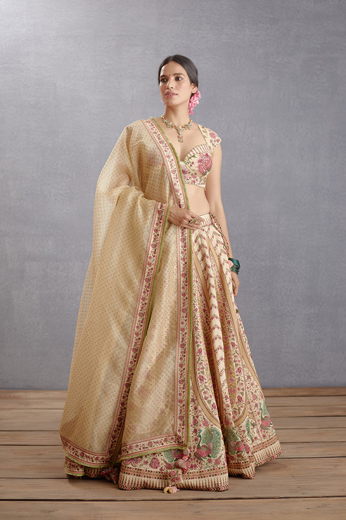 Kasturi Oorjita Odhni