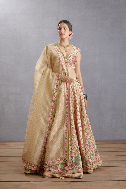 Kasturi Oorjita Odhni