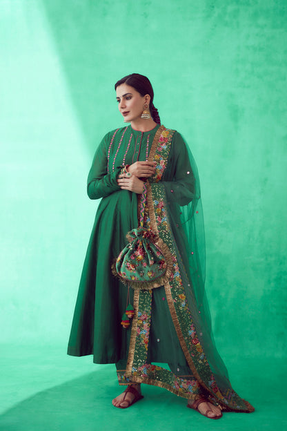 Beautiful Kirti Kulhari carrying Torani&