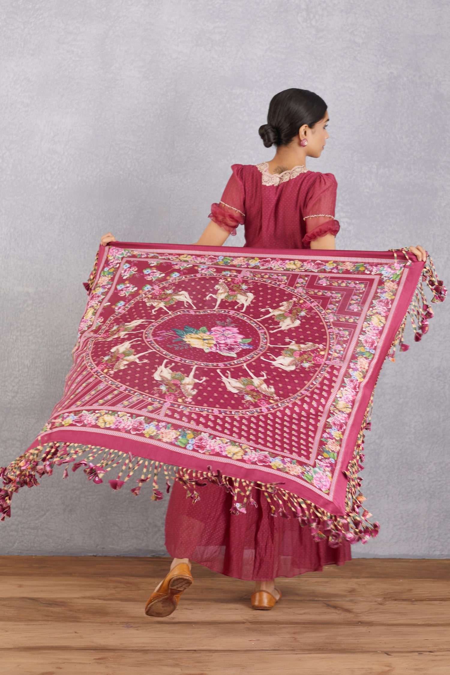 Manika Roshey Latkan Scarf