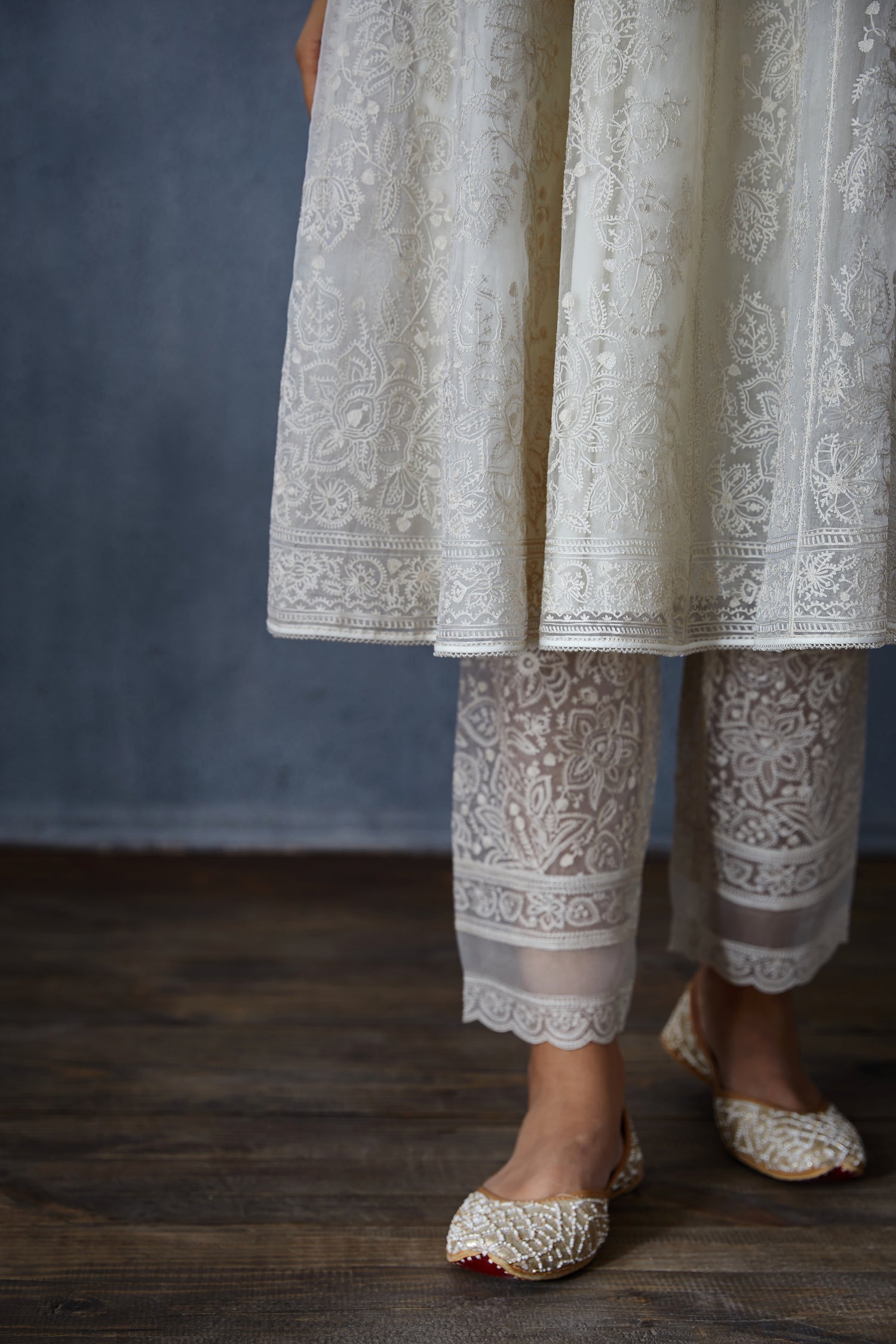 Swetah Kalidar Paavni Kurta Set