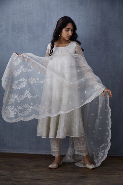 Swetah Kalidar Paavni Kurta Set